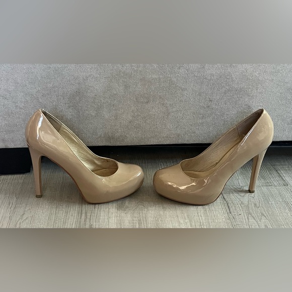 Chinese Laundry Platform Pump Heels - Picture 2 of 7